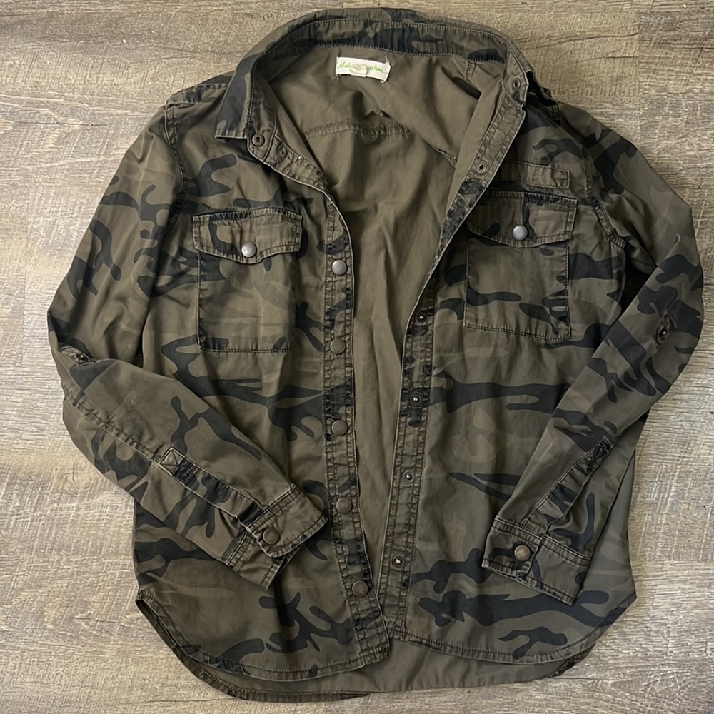 Staring At Stars Camo Button Up Size Small